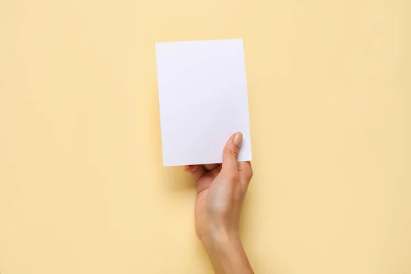 Γυναικείο Χέρι Λευκή Κάρτα Στο Φόντο Χρώμα — Φωτογραφία Αρχείου