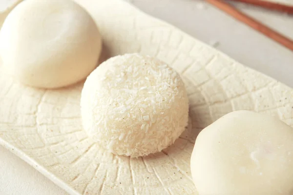 Podnos Chutnými Japonskými Mochi Světlém Pozadí — Stock fotografie