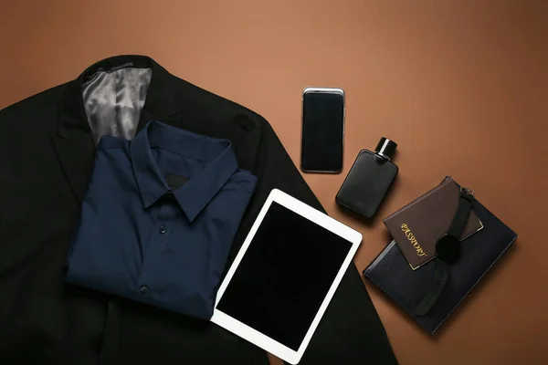 Stylové Mužské Oblečení Tablet Počítač Mobilní Telefon Doplňky Barevném Pozadí — Stock fotografie
