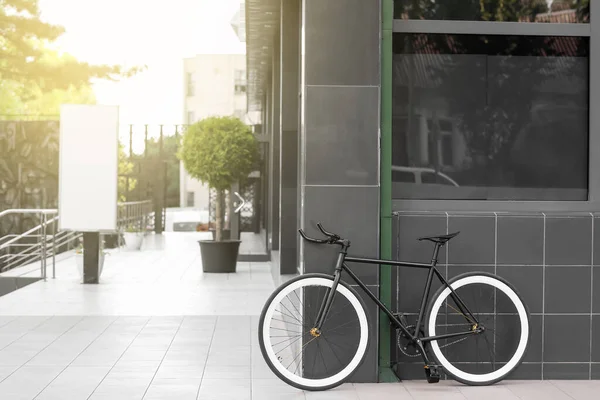 Moderne Cykel Parkeret Byens Gade - Stock-foto
