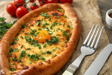 Lezzetli Ajarian Khachapuri parşömeni masada, yakın plan.