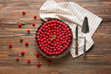 Lezzetli ahududu turtası ve ahşap zemin üzerinde nane şekeri olan tahta.