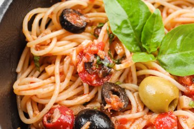 Lezzetli Pasta Puttanesca kasede, yakın plan.