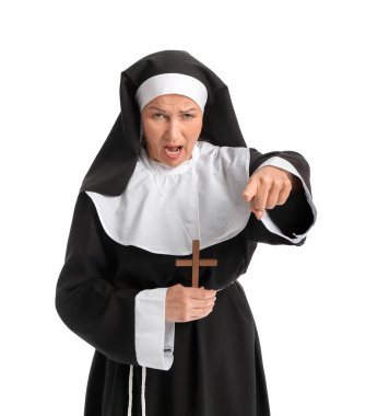 Olgun rahibe beyaz arka plandaki izleyiciyi işaret ediyor