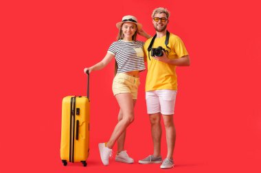 Renkli arka planda iki turist