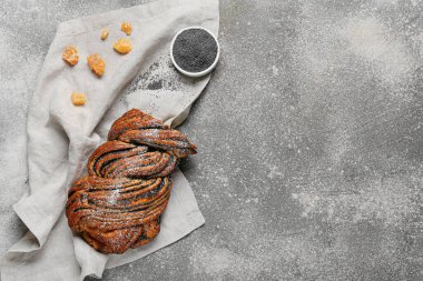 Grunge arka planında lezzetli haşhaşlı çörek.