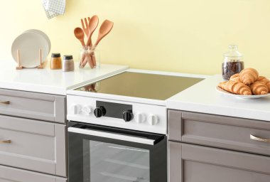 Mutfak duvarının yanında sobası olan modern bir tezgah.