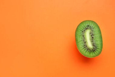 Renkli arka planda taze kivi meyvesi