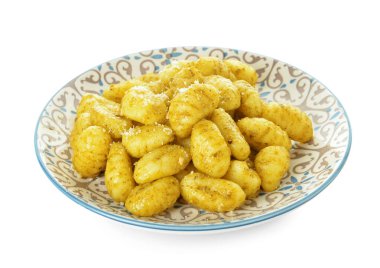 Beyaz arka planda lezzetli pesto gnocchi tabağı