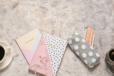 Kalem kutusu ve grunge arkaplan üzerindeki kırtasiye ürünleri