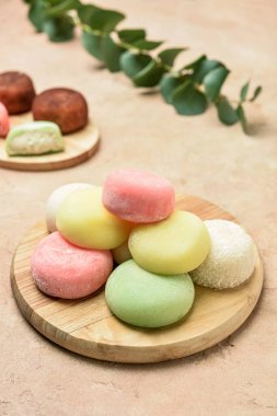 Lezzetli Japon mochi 'si olan ahşap tahta kaplama.