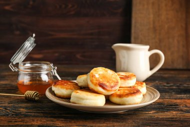 Masada lezzetli süzme peynirli krep tabağı.