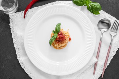 Koyu arkaplanda lezzetli Puttanesca makarna tabağı