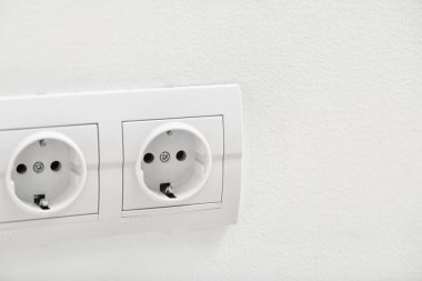 Işık duvarında elektrik prizi