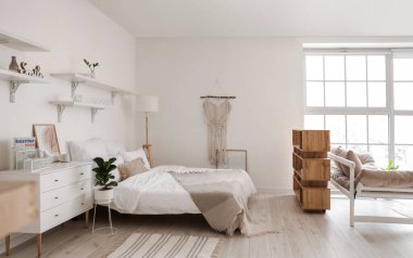 Rahat yataklı şık bir oda.