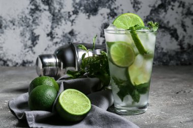 Bir bardak taze mojito, limon, nane şekeri ve sallanan arkaplan.