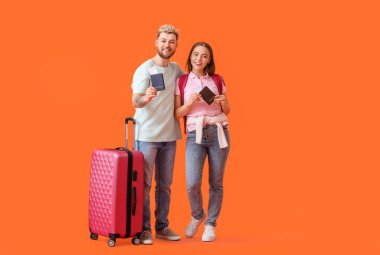 Renkli arka planda iki turist