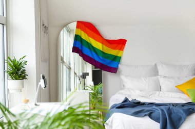 LGBT bayrağıyla modern yatak odasının içi