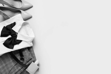 Beyaz arka planda şık kadın kıyafetleri ve aksesuarları