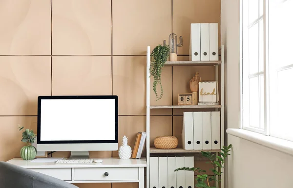 Interieur Van Stijlvolle Kamer Met Moderne Werkplek — Stockfoto