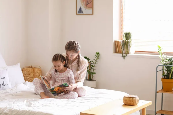 Little Girl Her Mother Reading Fairy Tale Bedroom — Stock Photo, Image