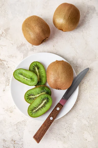 Plate Fresh Kiwi Fruit Knife Grunge Background — Stock Photo, Image