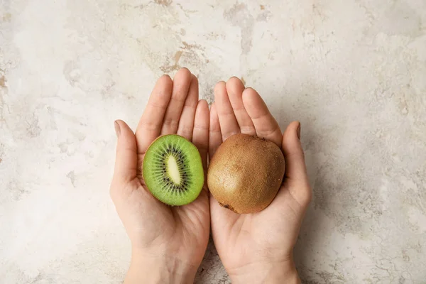 Female Hands Fresh Kiwi Fruit Grunge Background — Stock Photo, Image