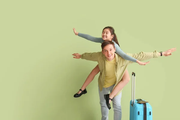 Feliz Padre Hija Con Equipaje Fondo Color Concepto Turismo — Foto de Stock