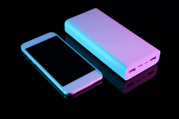 Moderno Telefone Celular Bateria Portátil Fundo Escuro — Fotografia de Stock