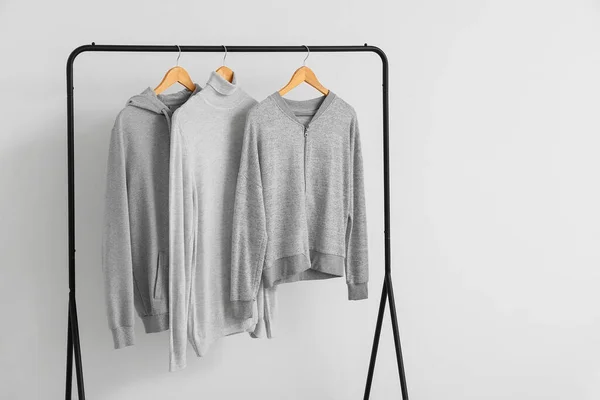 Rack Dengan Pakaian Hangat Dekat Dinding Cahaya — Stok Foto