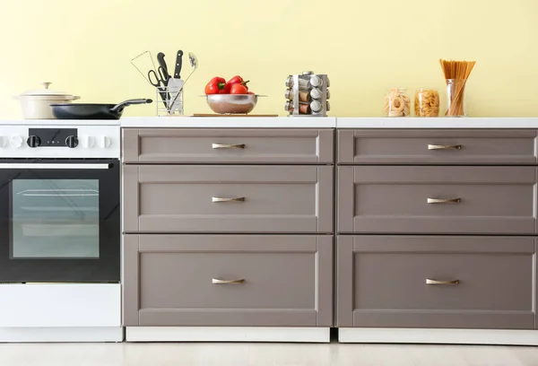 Penghitung Dapur Modern Dengan Kompor Listrik Dekat Dinding Warna — Stok Foto