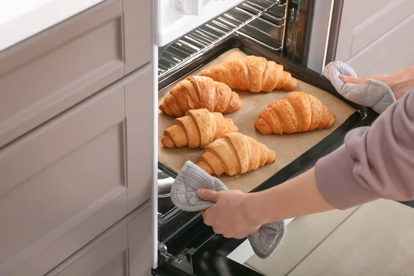 Žena Podnosem Pečení Čerstvými Croissanty Trouby — Stock fotografie