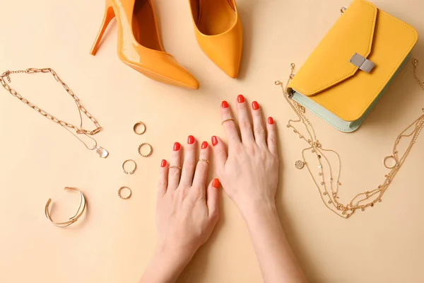 Mulher Com Bela Manicure Jóias Elegantes Fundo Cor — Fotografia de Stock