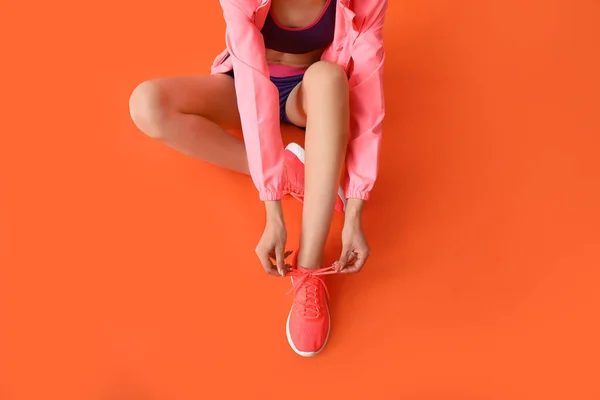Sportieve Jonge Vrouw Kleur Achtergrond — Stockfoto