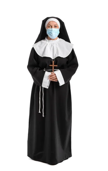 Reife Nonne Medizinischer Maske Auf Weißem Hintergrund — Stockfoto