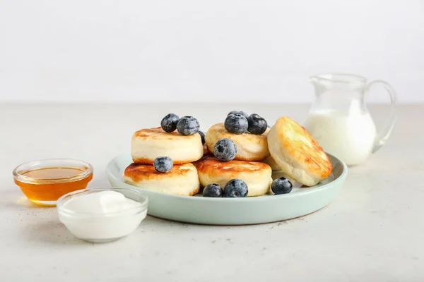 Plate Tasty Cottage Cheese Pancakes Sour Cream Honey Blueberry Table — Stock Photo, Image