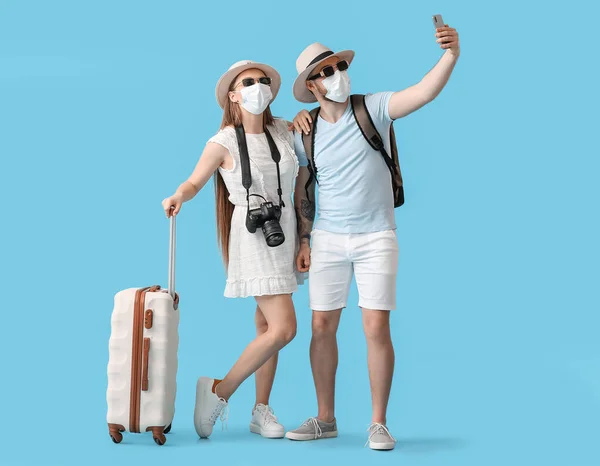 Pareja Turistas Máscaras Médicas Tomando Selfie Sobre Fondo Color — Foto de Stock