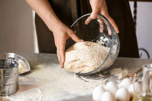 Femme Chef Préparant Pâte Sur Table Cuisine Gros Plan — Photo