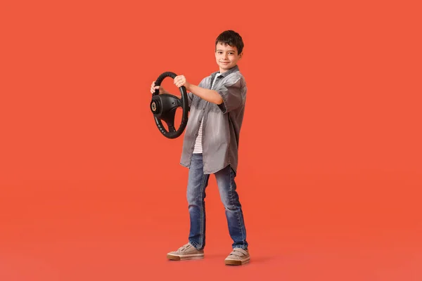 Netter Kleiner Junge Mit Lenkrad Auf Farbigem Hintergrund — Stockfoto