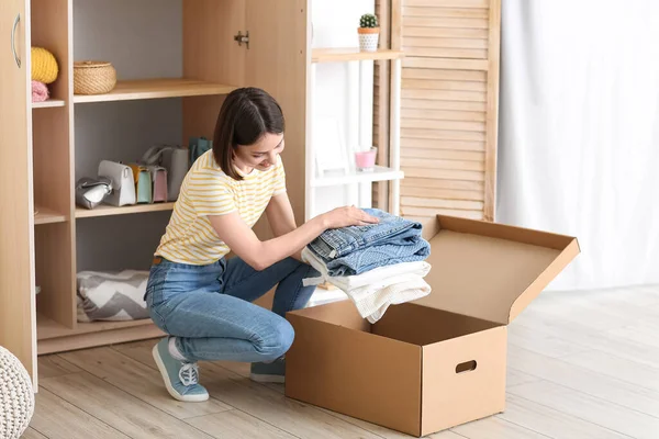 Young Woman Arranging Clothes Wardrobe — Stock Photo, Image