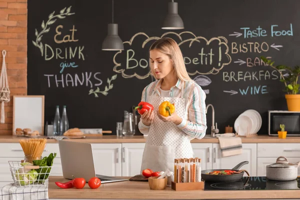 Young Housewife Laptop Cooking Kitchen Home — Stock Photo, Image