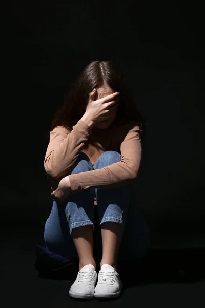 Τρομαγμένη Νεαρή Γυναίκα Σκοτεινό Φόντο Έννοια Της Παρενόχληση — Φωτογραφία Αρχείου