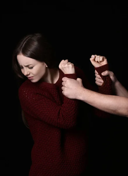 Uomo Sua Vittima Sfondo Scuro Concetto Molestia — Foto Stock