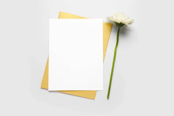 Tarjeta Blanco Flor Sobre Fondo Blanco — Foto de Stock