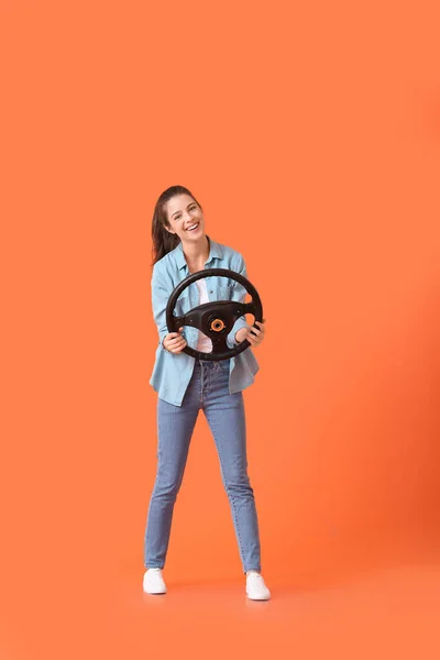 Giovane Donna Con Volante Sfondo Arancione — Foto Stock