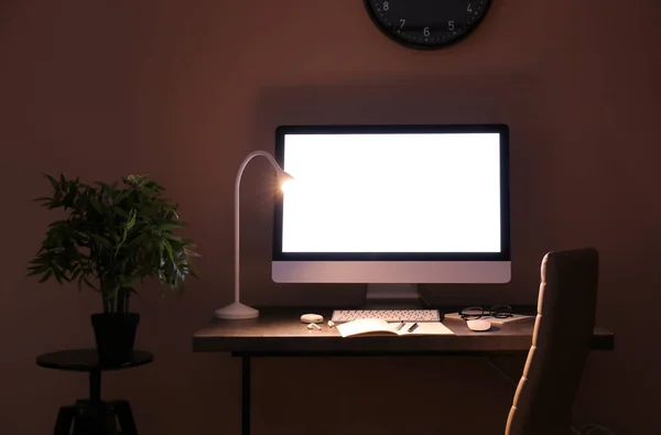 Modern Arbetsplats Med Dator Och Glödande Lampa Mörkrum — Stockfoto