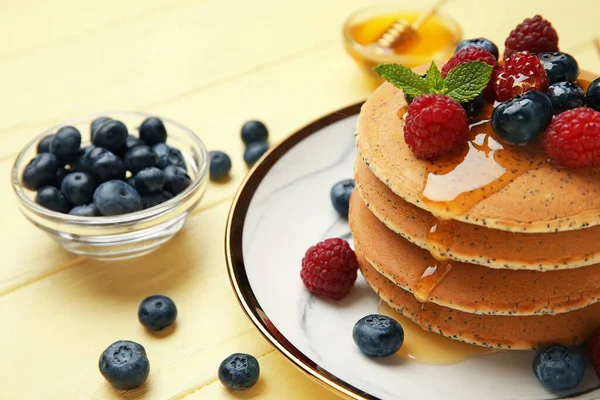 Piring Pancake Lezat Dengan Madu Dan Beri Pada Warna Latar — Stok Foto