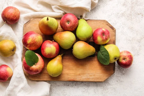 Wooden Board Ripe Pears Apples Light Background — Stock Photo, Image