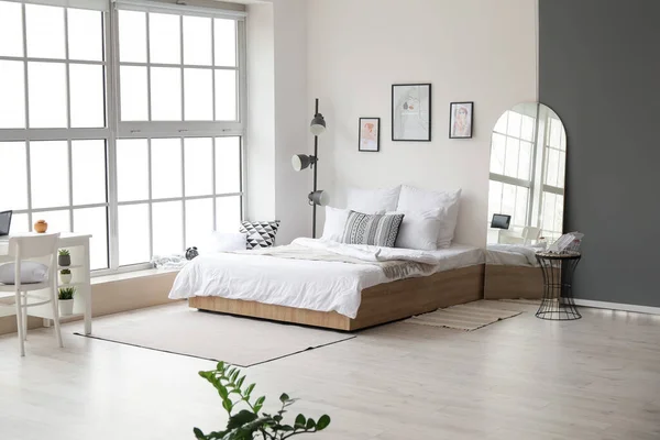Interieur Van Moderne Slaapkamer Met Grote Spiegel — Stockfoto