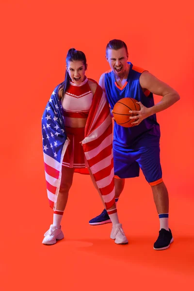 Cheerleader Dan Pemain Basket Dengan Bendera Usa Pada Latar Belakang — Stok Foto